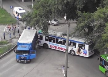 В Харькове произошло ДТП с участием тролейбуса и грузовика
