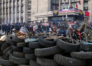 В Донецке ходят толпы вооруженных людей с собаками