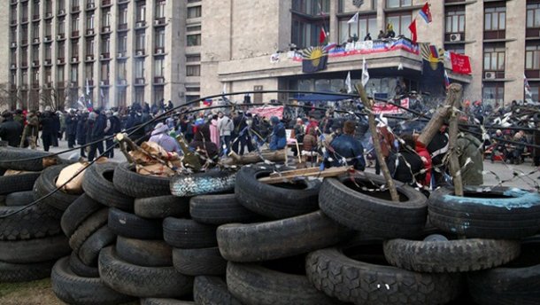 В Донецке ходят толпы вооруженных людей с собаками