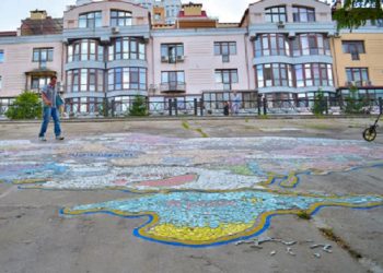 В Киеве поставили национальный рекорд: выложили самую большую карту Украины из мозаики