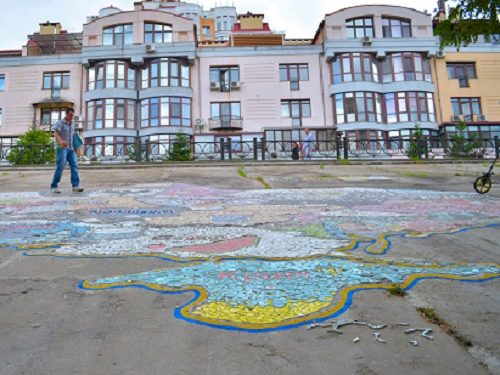 В Киеве поставили национальный рекорд: выложили самую большую карту Украины из мозаики
