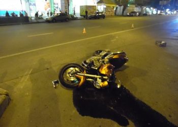 В среду двое мотоциклистов попали в аварию в Киеве