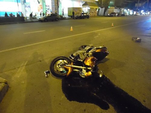 В среду двое мотоциклистов попали в аварию в Киеве