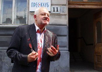 Во Львове члены Правого сектора облили нардепа свиной кровью
