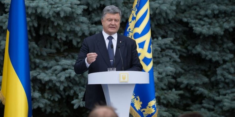Порошенко: Донбасс не получит особый статус