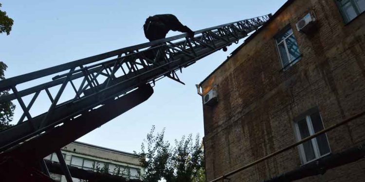 В Днепропетровске дотла сгорел старинный жилой дом