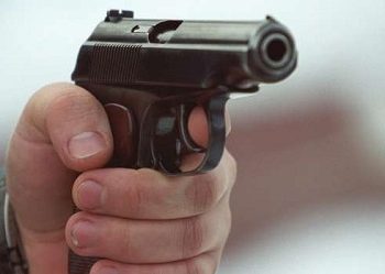 В Ивано-Франковске мужчина стрелял на детской спортплощадке