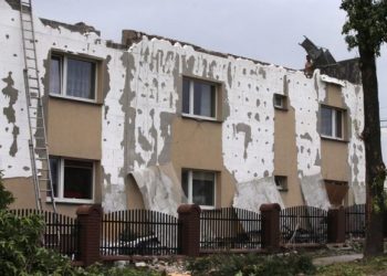 В результате урагана жители Польши остались без крыши, погиб один человек