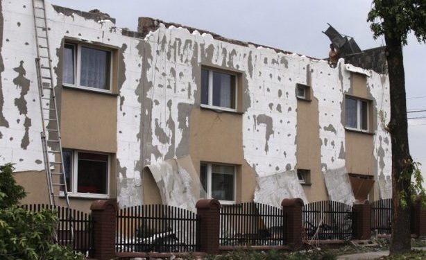 В результате урагана жители Польши остались без крыши, погиб один человек