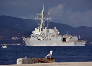 Ракетный миноносец ВМС США завтра войдет в Черное море