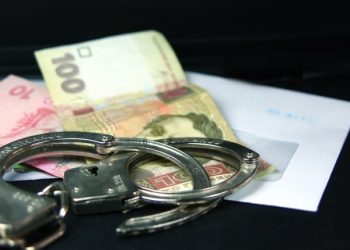 Харковский прокурор получил 100 тысяч гривен взятки и был пойман на горячем