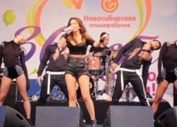 Ани Лорак спела на птицефабрики в Сибири