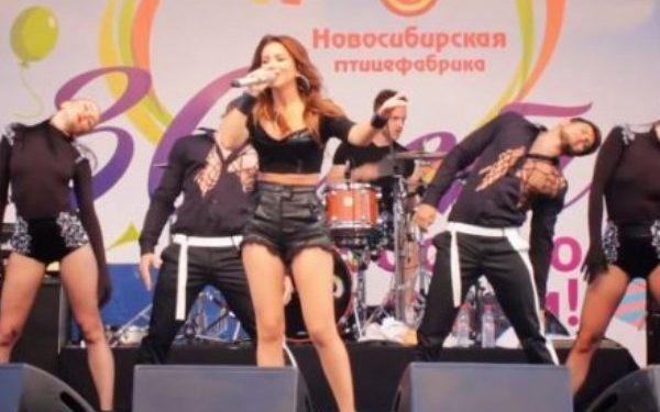 Ани Лорак спела на птицефабрики в Сибири