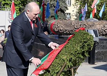 Президент Беларуси возложил венок к монументу Победы в Минске