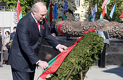 Президент Беларуси возложил венок к монументу Победы в Минске