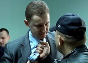 Милиция поймала на взятке прокурора, которого за галстук таскал Саша Белый