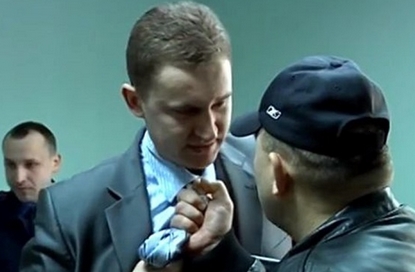 Милиция поймала на взятке прокурора, которого за галстук таскал Саша Белый