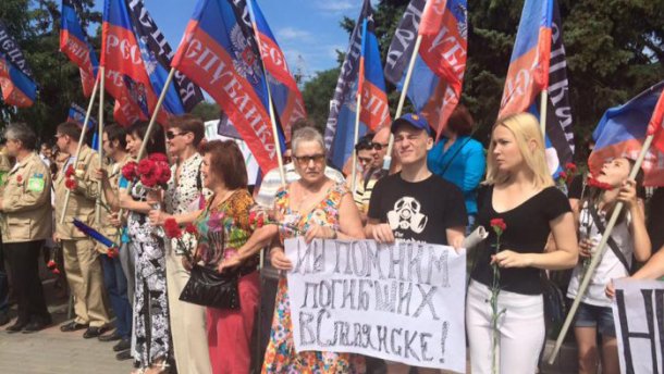 Террористы на митинге пообещали вернуть в Славянск «русский мир»
