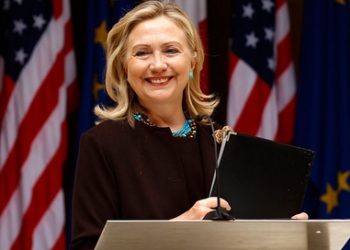 США должны вести себя умнее в отношении президента России, - Клинтон