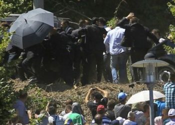 Сербского премьера Вучича забросали камнями и бутылками