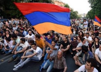 Полиция Еревана требует разобрать баррикады