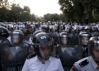 В Ереване начался разгон митинга