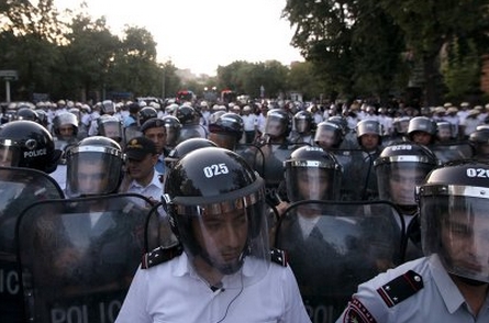 В Ереване начался разгон митинга