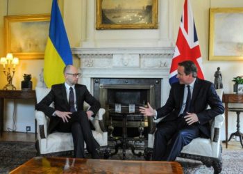 Украина не собирается отказываться от минских соглашений, - премьер