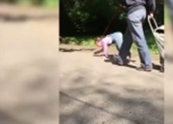 В РФ женщина «выгуливала» на улице маленькую девочку на поводке