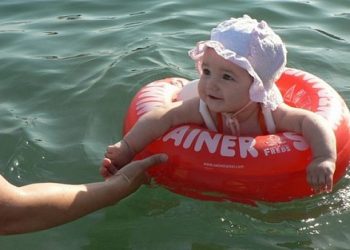 В Турции малышка на надувном матрасе оказалась одна в море