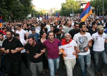 В Ереване демонстранты выразили вотум недоверия президенту Армении