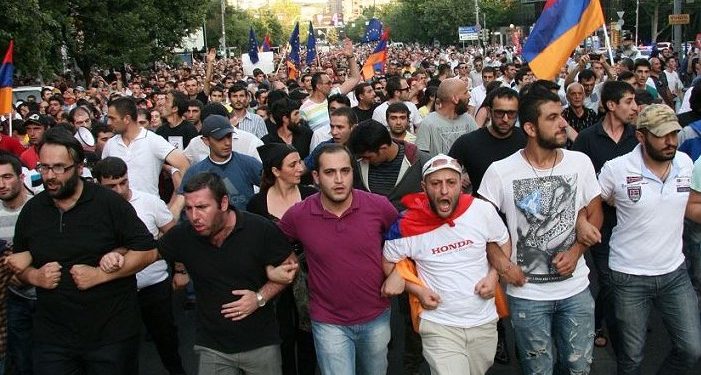 В Ереване демонстранты выразили вотум недоверия президенту Армении