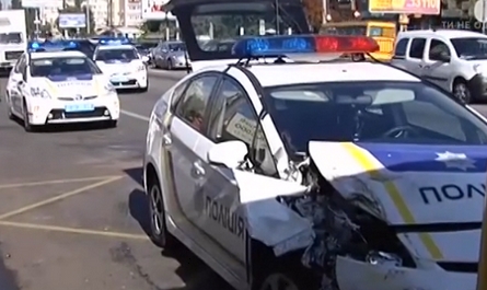 В Киеве произошло ДТП с участием патрульного автомобиля и маршрутки