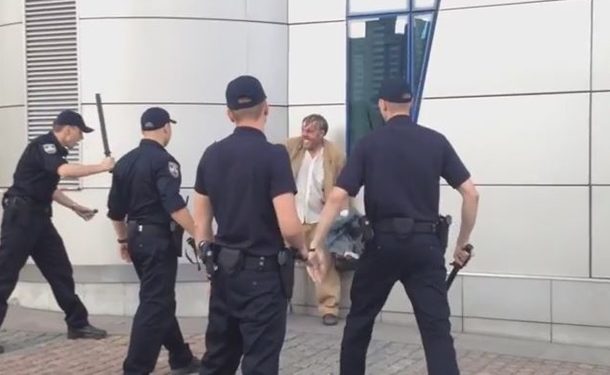 Задержание оперативниками бездомного вызвало резонанс в сети