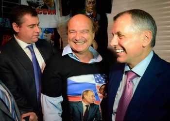 Французский депутат в Крыму купил футболку «Обама, ты – чмо»