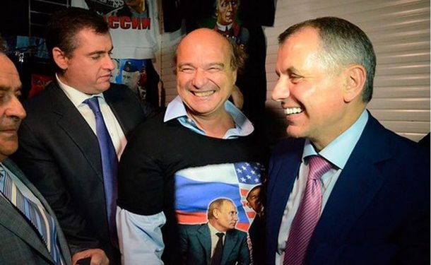 Французский депутат в Крыму купил футболку «Обама, ты – чмо»