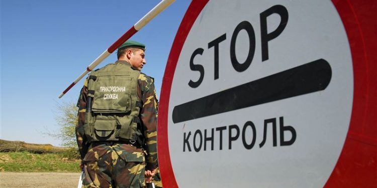 Четыре таможни на Западной Украине будет передано британской компании, - Яценюк