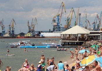 В Бердянске детей обучают плаванию