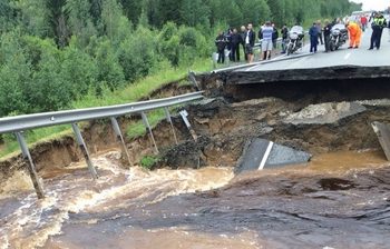 Движение на размытой трассе под Тюменью восстановят через двое суток, - МЧС
