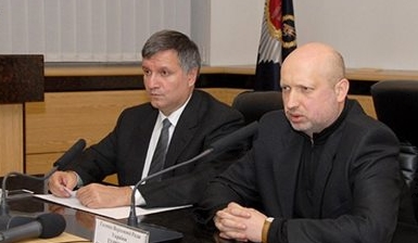 Аваков и Турчинов ознакомились с новым образцом военного автомобиля связи