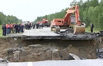 На размытой ливнем трассе под Тюменью вновь ограничили движение