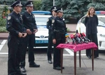 СМИ: В Киеве прошел первый выпуск полицейской академии патрульной службы