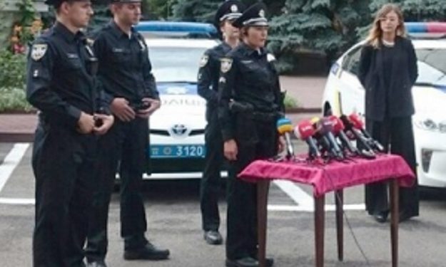 СМИ: В Киеве прошел первый выпуск полицейской академии патрульной службы