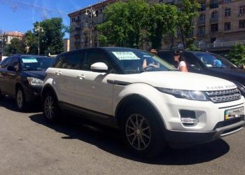 Владельцы киосков своими джипами перекрыли движение на Крещатике