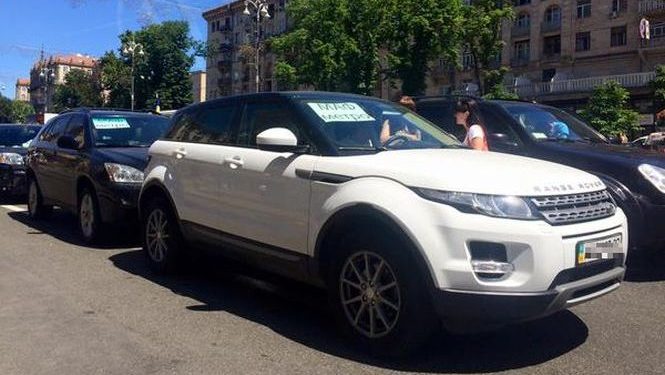 Владельцы киосков своими джипами перекрыли движение на Крещатике