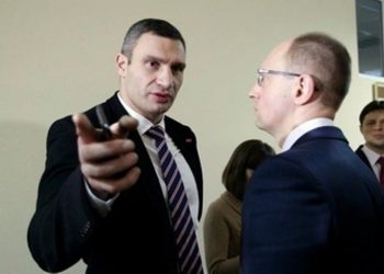 СМИ: Кличко ответил Яценюку за полицию и стихийную торговлю бабушек