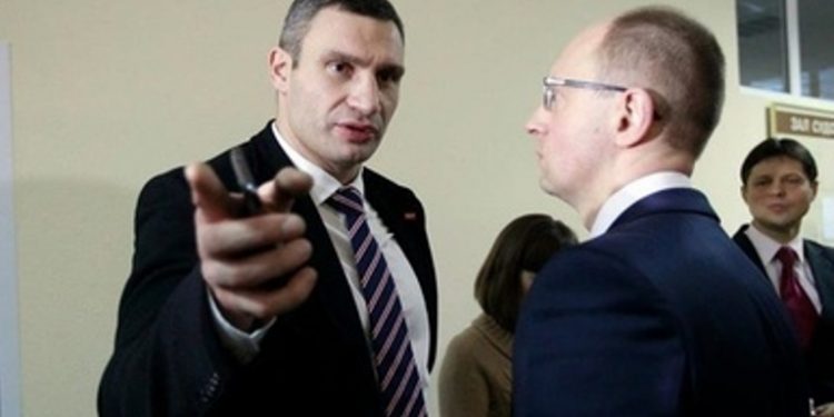 СМИ: Кличко ответил Яценюку за полицию и стихийную торговлю бабушек