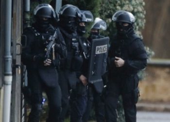 Французские силовики провели спецоперацию по эвакуации заложников под Парижем