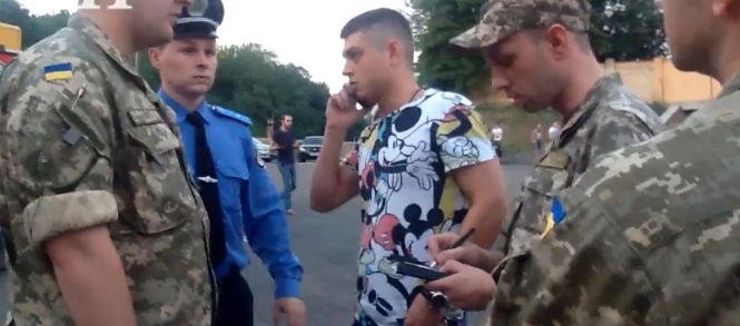 В Киеве ловили «мажоров» и вручали повестки в армию