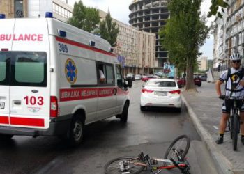 В Киеве маршрутка сбила девушку-велосипедистку